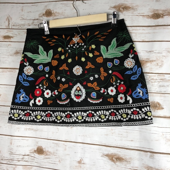 A-Line floral embroidered mini skirt - Picture 3 of 4